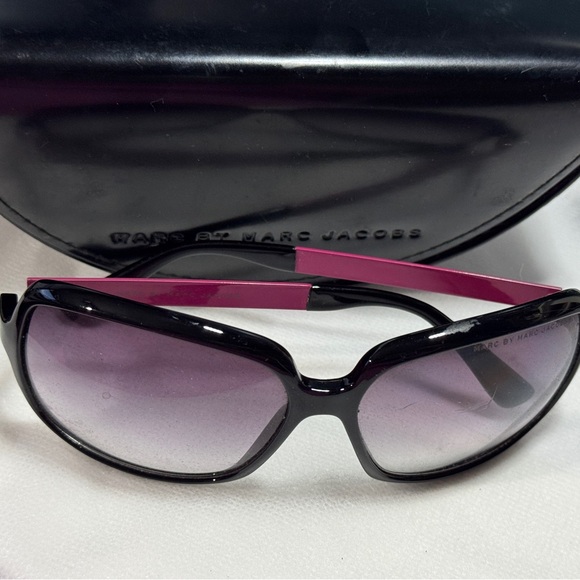 Marc Jacobs Black Frame Sunglasses with Pink Arms - Picture 1 of 11